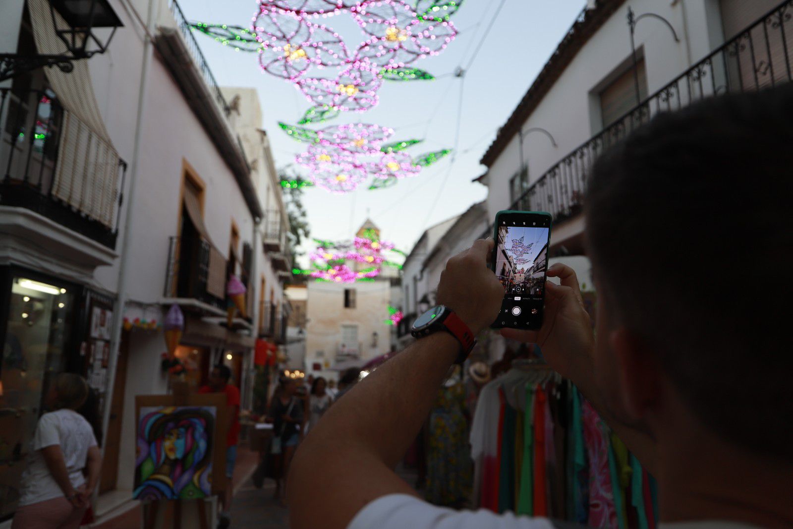 Marbella y San Pedro Alcántara suman nuevos atractivos turísticos durante el verano con una pionera iluminación ornamental en sus cascos antiguos